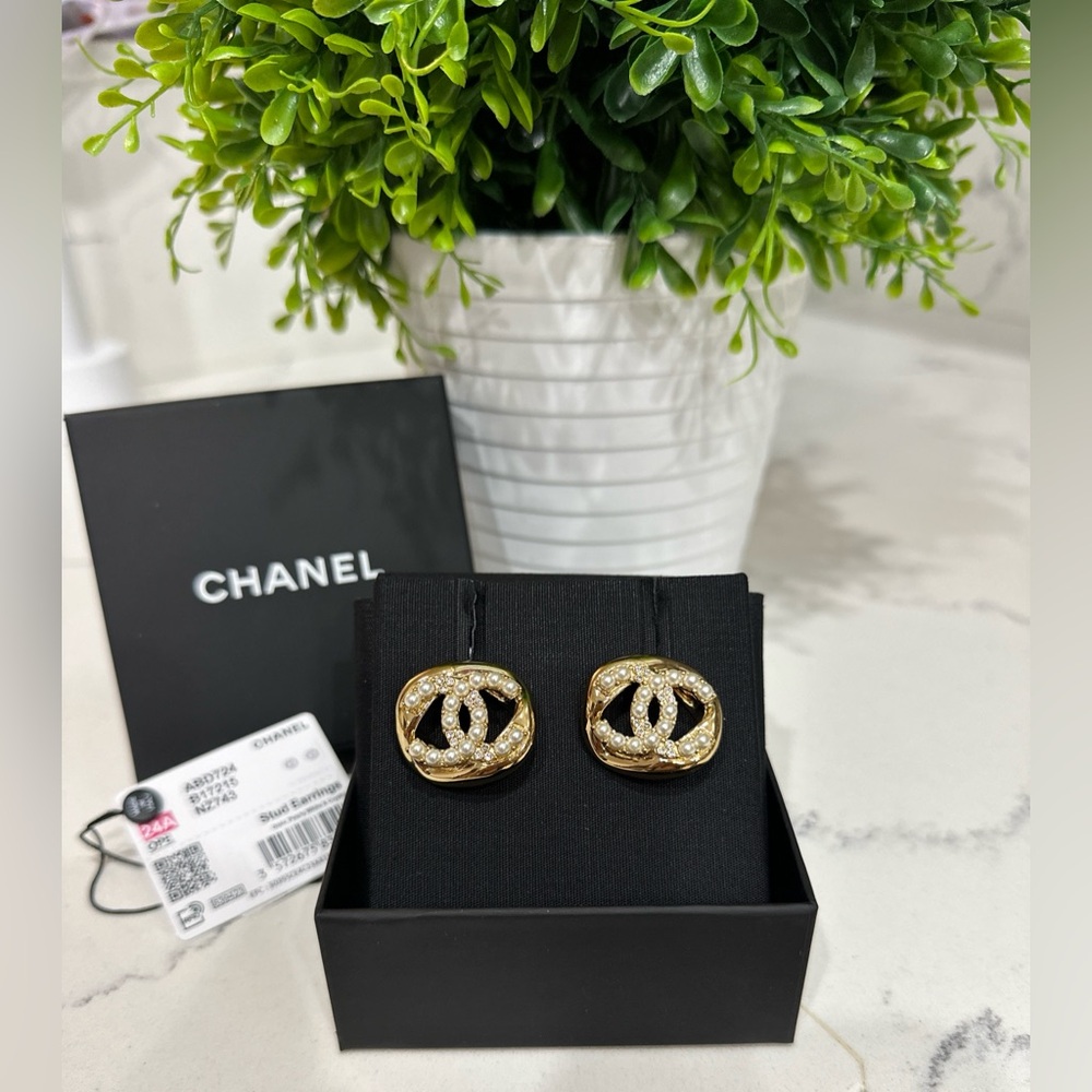 CHANEL 24A CHUNKY CC GOLD CRYSTAL & PEARL EARRINGS